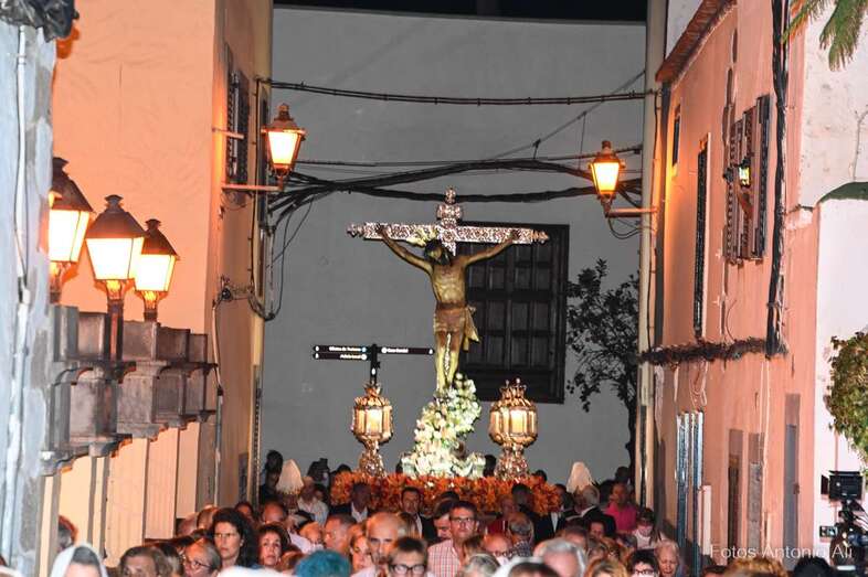 Momento de la procesión de esta noche/Antonio Alí.